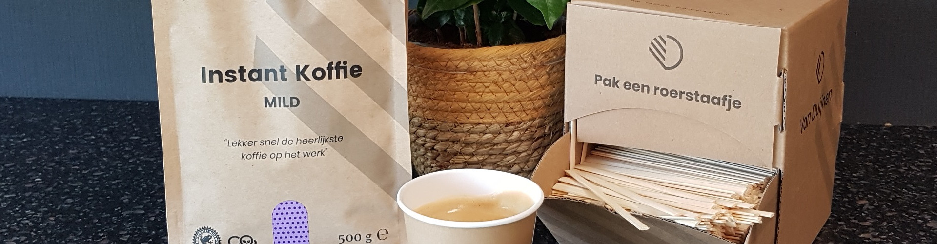 Van Duijnen instant koffie mild in zak 500 gram en doos roerstaafjes bamboe en recyclebare koffiebeker