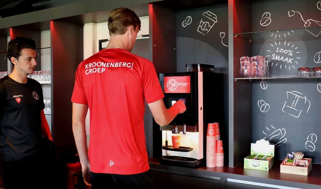 Almere City koffiecorner met voetballers die koffiemachine gebruikt Van Duijnen