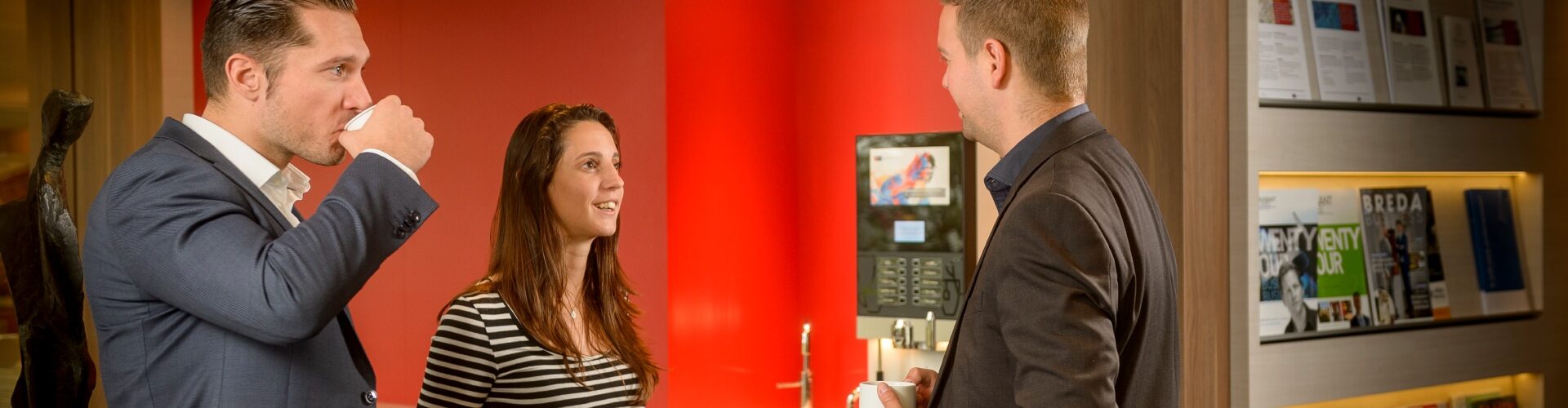 medewerkers drinken koffie in de koffiehoek