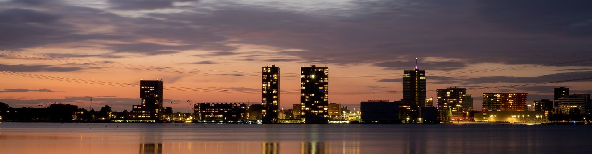 Almere skyline in de avond na weerwater