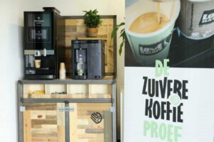 Van Duijnen duurzame koffiehoek met koffiemachine en watermachine voor op het werk