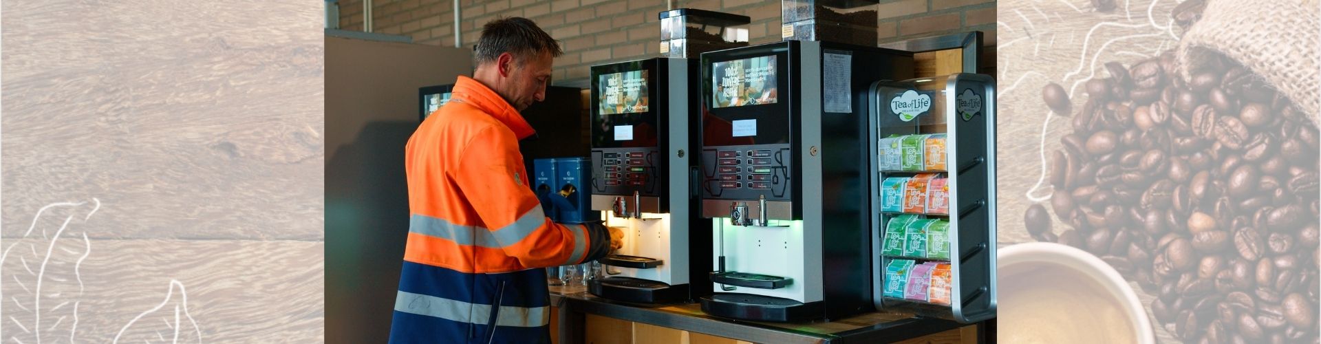 koffiemachines voor bedrijven werknemer haalt koffie uit de automaat