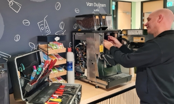 Monteur Van Duijnen Koffie die een reparatie uitvoert aan een koffiemachine